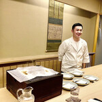 道人 - 何やらご主人がほくそ笑みながら白い紙の載った七輪用の網を抱えてきた。紙の一部にはすでに焦げ目がついている。「これ、なんだかわかりますか？」ニヤニヤしながら質問タイム・・・見事なオレンジ色のこっぺ蟹が。