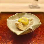 道人 - ホクホクでそのままでも美味しい海老芋を、さらに餅粉で揚げて食感と香りを加えている。柚子味噌との相性は抜群。