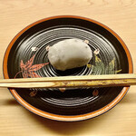 道人 - 子宝を表す猪子餅、なかは胡麻餡で柿栗銀杏を煮込んで表皮は胡麻を練り込んだ求肥で猪を表している。