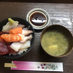 居喰処 光 - 2020/11/15
      本日の日替り 海鮮丼 500円