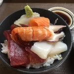 居喰処 光 - 2020/11/15
      本日の日替り 海鮮丼 500円