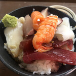 居喰処 光 - 2020/11/15
      本日の日替り 海鮮丼 500円