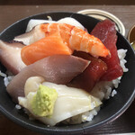 居喰処 光 - 2020/11/15
      本日の日替り 海鮮丼 500円