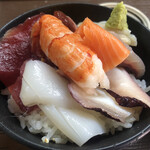 居喰処 光 - 2020/11/15
      本日の日替り 海鮮丼 500円