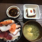 居喰処 光 - 2020/11/15
      本日の日替り 海鮮丼 500円