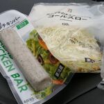 セブンイレブン - 料理写真:糖質0gのサラダチキンバーバジル&オリーブ、コールスロー