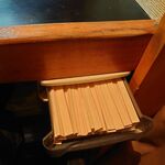 一条流がんこ総本家分家四谷荒木町 - 割箸はカウンター下の引出しにあります！