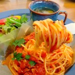 カフェ＆ワイン トロール - 熱々のトマトパスタ