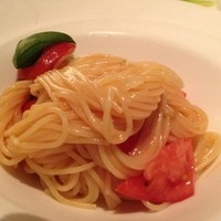 バローロ - トマトとバジルの冷製スパゲッティは1900円。