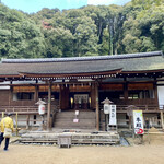 Hanare Nakamura Seimen - 国宝拝殿、鎌倉時代。家族でお参りに来てる人が多かった。