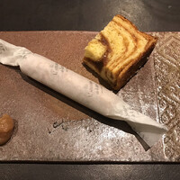 Lien - Ｃコース７２７６円。フォワグラのアイススティック ナッツ入りブリオッシュ 杏ジャム。フォワグラは紙ラップで包まれての登場です。ワクワク(^｡^)