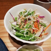 珞珈壹号 銀座店 - たっぷりサラダ