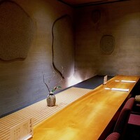 日本料理 幸庵 - 漆喰の壁。落ち着きながらも華やかなカウンタ―