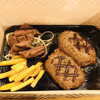 ビッグボーイ - 料理写真:石俵ハンバーグ&カットステーキ　囲いのおかげで跳ねません。