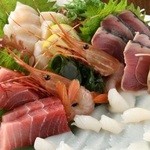Kuidokoro Ba- Hashi Maru - 旬の鮮魚を豪快に盛り込んだ造り盛り合わせはキンキンに冷えたビールにも日本酒にも