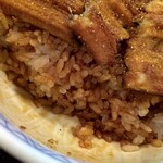 山代屋 - ご飯にはタレが掛けてあります(多)