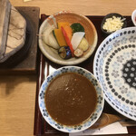 Shijimi Chaya Koshuu - カレーと野菜とチーズと福神漬が来ました