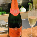 京天神 野口 - ☆シャンパン。テタンジェ レ・フォリ・ド・ラ・マルケットリ。
      ◎2019年のノーベル賞の授賞式の晩餐会の乾杯で使用されたシャンパン。仏大統領の主催する公式レセプションにはテタンジェが用いられる。