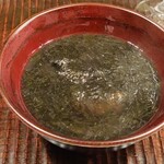 京天神 野口 - ☆ 蒸し鮑と岩海苔の吸い物。
      ◎島根県の十六島は出雲市の北端にある。岩海苔の収穫時期は12月から2月まで。冬の荒れ狂う日本海に面した足場の悪い岩場で一枚一枚摘み取られている命がけの岩海苔。
      
      