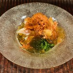 京天神 野口 - ☆間人（たいざ）蟹のセイコ蟹と天然モズクの酢ゼリーがけ。
      ◎幻の蟹と言われる間人蟹のメス蟹の濃厚な味わいの内子と蟹身に、日本一の天然モズクのハーモニーは格別に美味い。