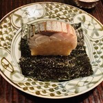 京天神 野口 - ★鯖の棒寿司
      ☆ 鯖の棒寿司は京都の名物ともなっている。海苔を巻いて頂く。酢飯とのバランスが最高。
      