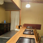 京天神 野口 - ☆店内は欅のカウンター席が9席とテーブル席の個室がある。
      網代天井で京都らしい風情を醸し出す素敵な店である。