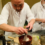 京天神 野口 - ☆野口大将が世界三大珍味のひとつ、黒トリュフをおろし金で牛丼にたくさん乗せていく。