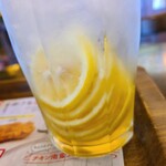 フレッシュネスバーガー - ドリンク写真:レモンスライスがいっぱいです。