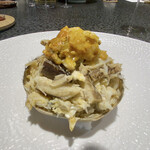 イチリン ハナレ - 上海蟹（オス）蒸し物
      うわぁ〜甲羅からはみ出る盛りが凄い！
      身に蟹ミソを絡めて、これはやばいやばい♪
      黒酢と赤酢で味を変えながら、こんもりとした身もあっという間に消えてしまいました