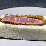 イチリン ハナレ - シャトーブリアンのカツサンド
      エゴマのマスタードのプチプチさと、トーストしたパンのサックリとした食感がいいです♪
      マスタードの酸味が、シャトーブリアンの甘み旨味を引き立ててとても美味しいです。