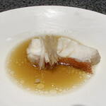 イチリン ハナレ - スジアラの蒸し物
      針生姜が添えられたスジアラ、程よく繊維質で身離れがとても良く、脂がのっていい味わいです♪
      このスープが美味しいです♪