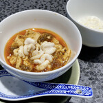 イチリン ハナレ - 白子の麻婆豆腐にライス
      この季節のお楽しみ第二弾、白子の麻婆豆腐が出ました♪
      ふぉわふぉわなぷるんとした白子がコロコロとたくさん、辛くはないのですが、額から汗が滲み出てきます(^^;;