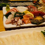 富蔵 - 上、下、ヒラメの塩レモン。ネギを巻いて食べるのよ！真ん中、刺し盛り。全て新鮮です！