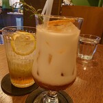 バーガー喫茶 チルトコ - コーラミルク割りとキウイのレモネード