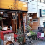 Tenerezza - 聖天通り商店街にあるお店は、店頭の石窯のレプリカやランチメニューの看板が目印