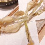 割烹酒亭 三分亭 - 発芽にんにくの天ぷら。根っこも食べます。