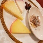 La Picada de tres - スペイン産チーズ３種の盛り合わせ (牛のチーズ、羊のチーズ、ヤギのチーズ、スペイン産バルデオンチーズ)