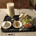 ヒロミ - バナナジュース450円にもれなくサービスされるハムサンドに野菜サラダに玉子に豆菓子付きのモーニングセット！