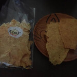 こくちょう菓詩屋 - 玉ねぎクラッカー　野菜クラッカーは何種類かあったけど、素材の風味も感じながら食感がいいのミャ