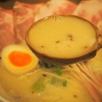 麺や 鳥の鶏次 - レアチャーシュー肉そば：塩（スープ）