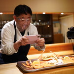 Kani Yoshi - カメラ撮影が苦手な客の代わりに大将が写真を撮ってくれています(笑)