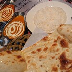 エベレスト ナンハウス＆バー - ナン、大きく見えますが、そんなに巨大ではないです