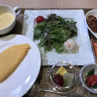 ベルテンポ - 朝食ビュッフェ２７００円。第一弾。サラダとフルーツは一択で、美味しいわけでもありません。オムレツはプレーンのみ、コールドミートなし。。ライブのオムレツがなければビジネスホテルみたいで。。。