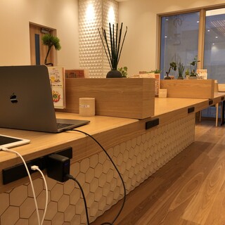 仕事・勉強に最適◎全席フリーWi-Fi・充電可能なお席も豊富