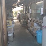 かめや食堂 - お店と自宅の間