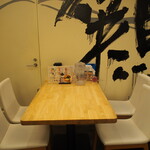 麺や 鶏次と貝次 - 店内（テーブル席）