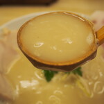 麺や 鶏次と貝次 - レアチャーシュー肉そば（スープ）