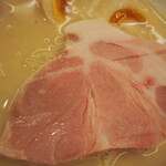 麺や 鶏次と貝次 - レアチャーシュー肉そば（豚レアチャーシュー）