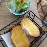 カフェ・シエル・ブルー - サラダとフランスパン