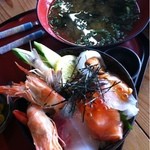 活魚問屋 海寶 - 海鮮丼(漬物・わかめ汁付)¥950